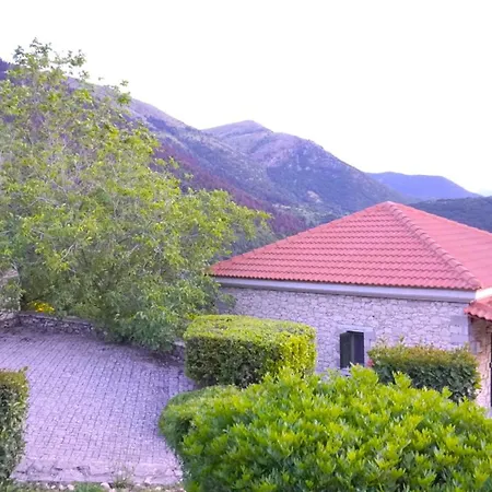 Willa Nano στο βουνό με τζάκι Kalawrita